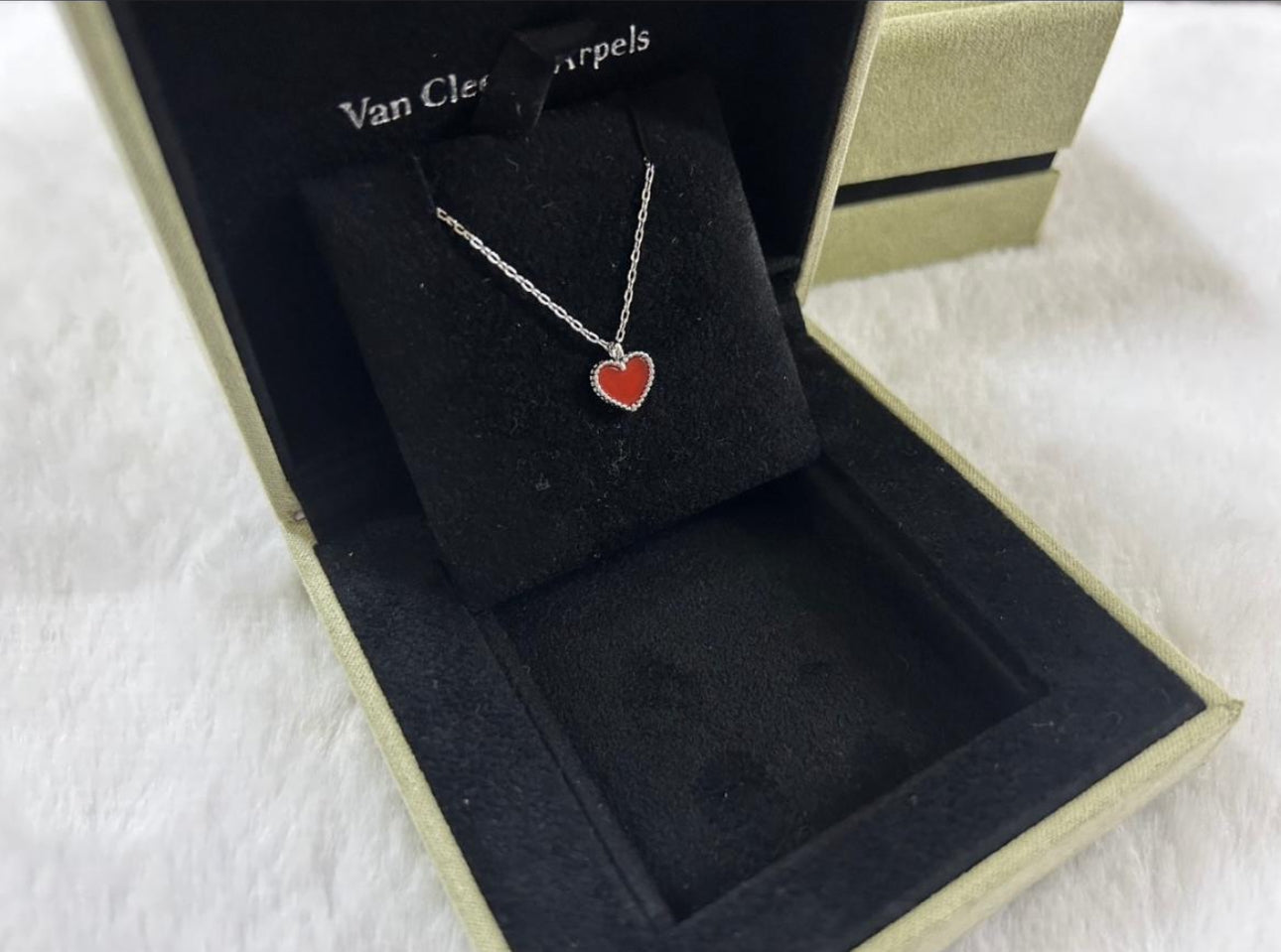 CLEEFY RED HEART NECKLACE